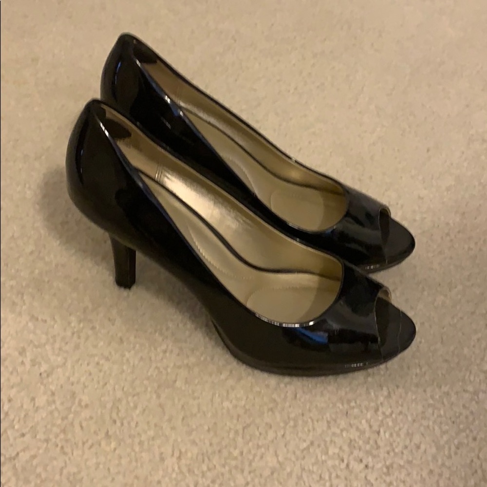 Bandolino b flexible black shiny heels open toe